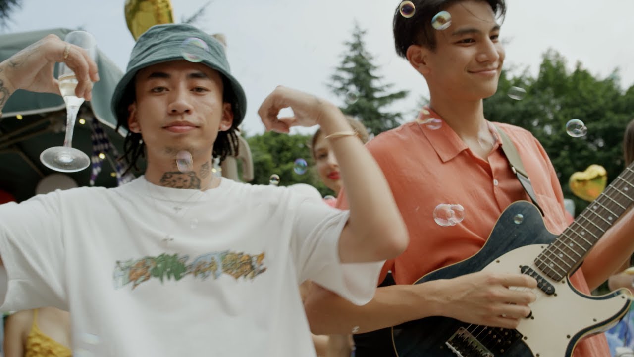 Higher Brothers and Phum Viphurit - Lover Boy 88